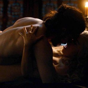 Emilia Clarke and john snow