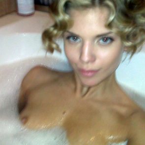 AnnaLynne McCord nipples