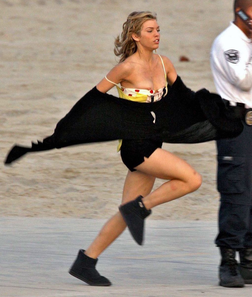 AnnaLynne McCord legs