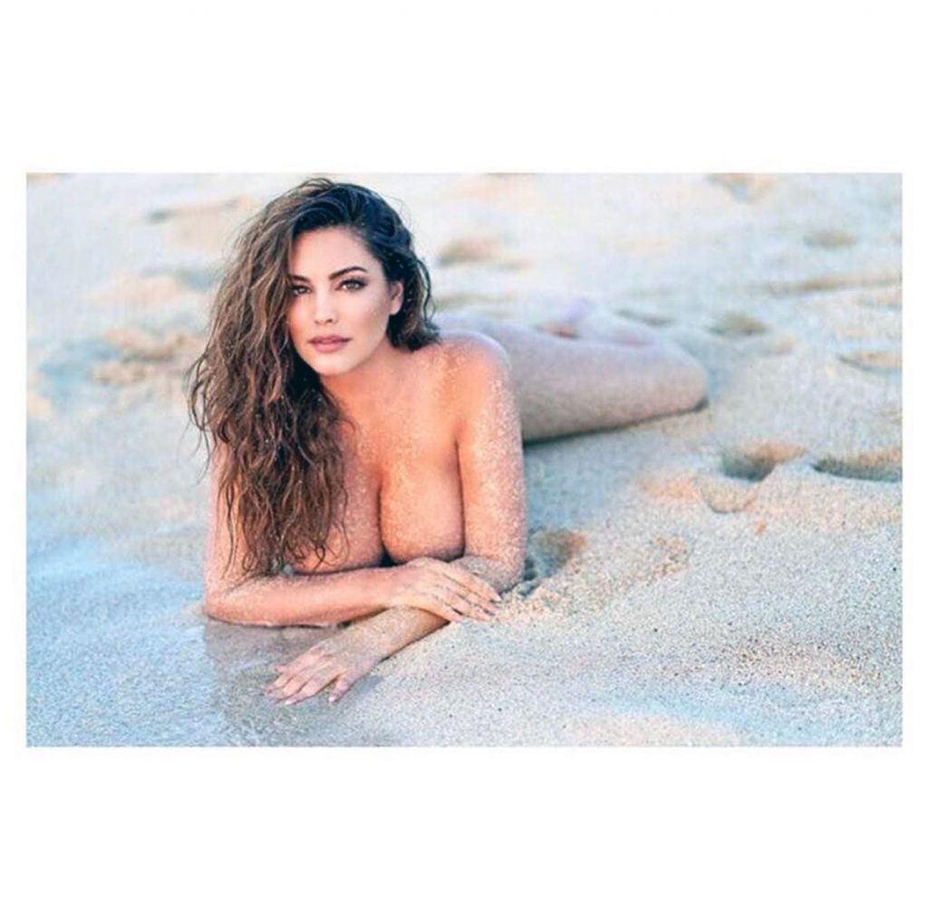 Kelly Brook cleavage