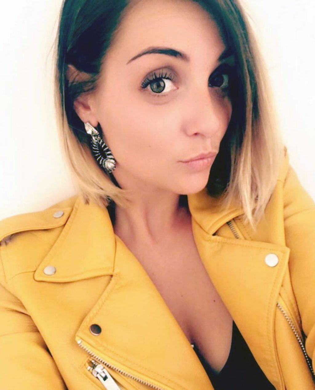 Priscilla Betti cleavage